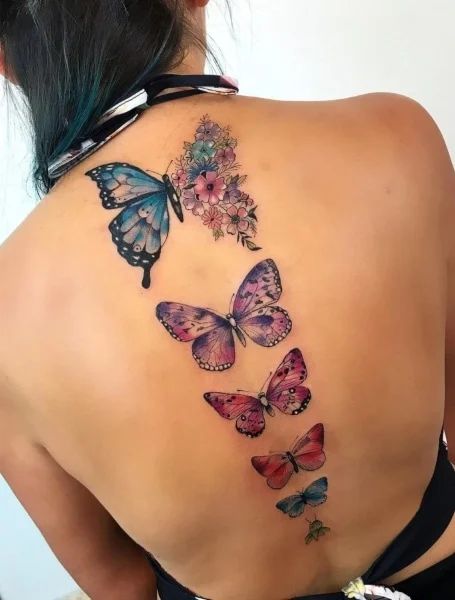 Tatuaje en la columna vertebral de mariposa 