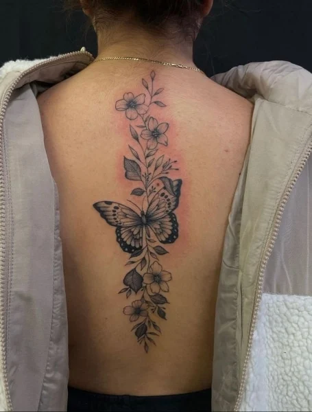 Tatuaje de mariposa en la columna vertebral