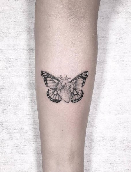 Tatuaje de corazón de mariposa