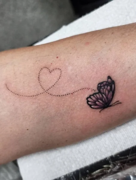 Tatuaje de mariposa de corazón 