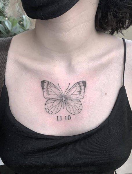 Tatuaje en el esternón de mariposa 