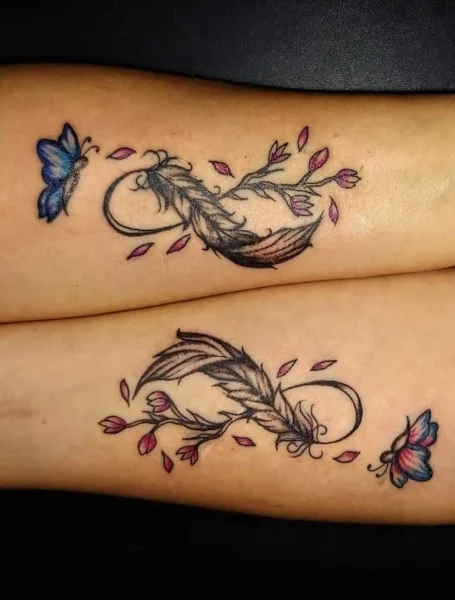 Tatuaje de mariposa infinita