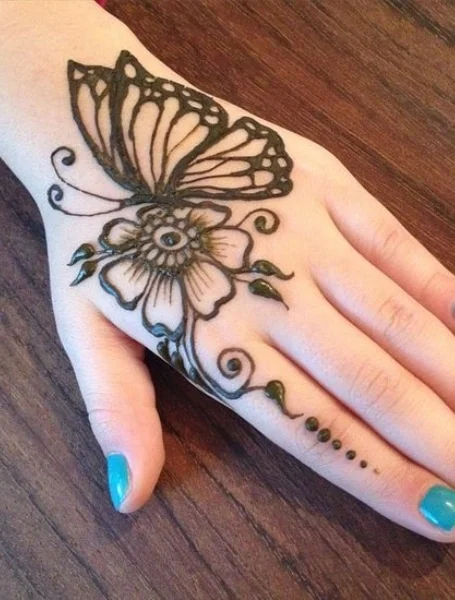 Tatuaje con henna de mariposa 