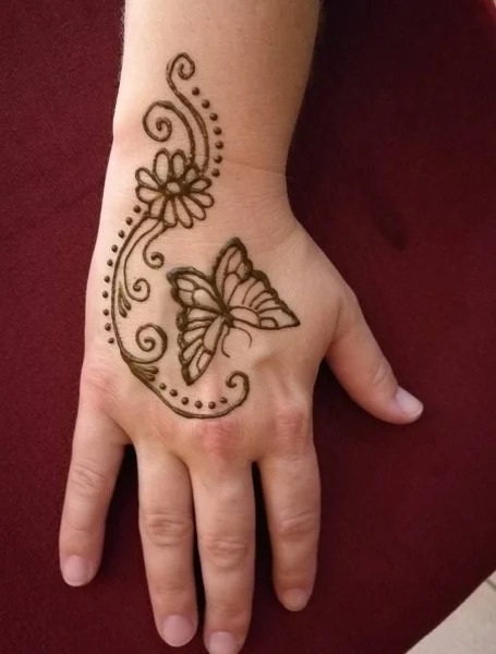 Tatuaje de mariposa con henna