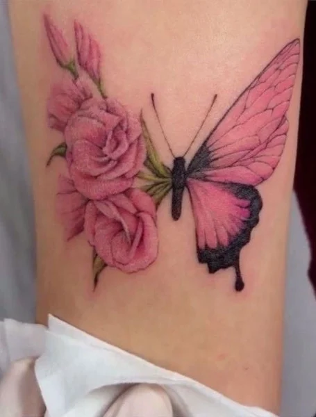 Tatuaje rosa de mariposa 