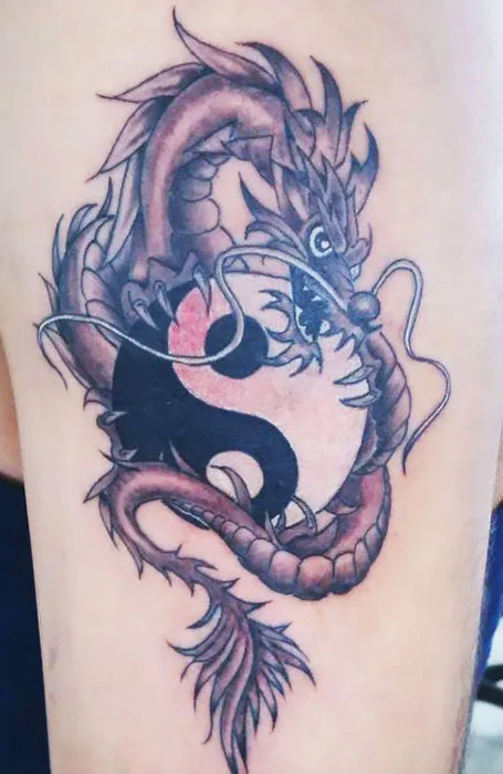 Tatuaje del dragón Yin Yang