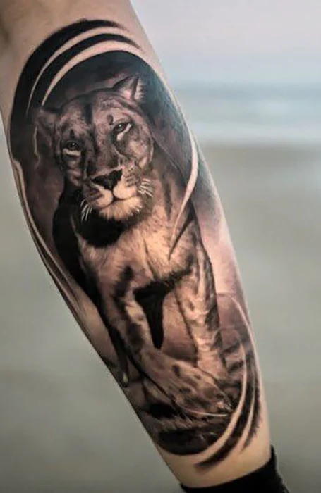 Tatuaje de león femenino