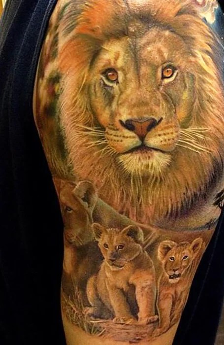 Tatuaje de león y cachorro