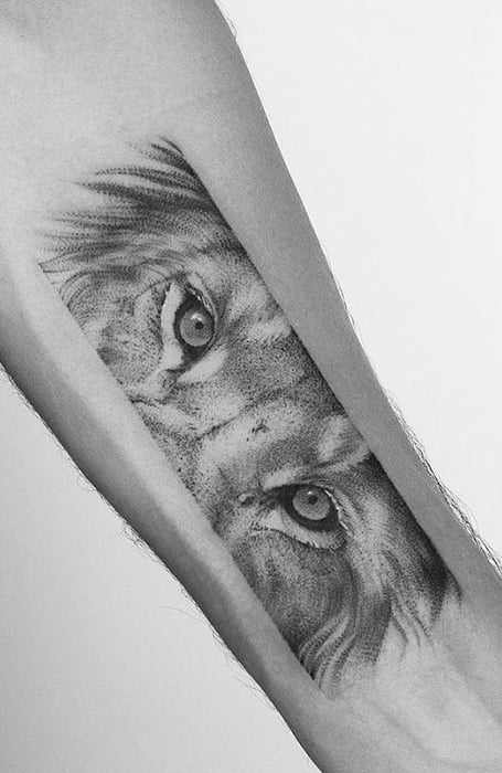 Tatuaje de ojos de león