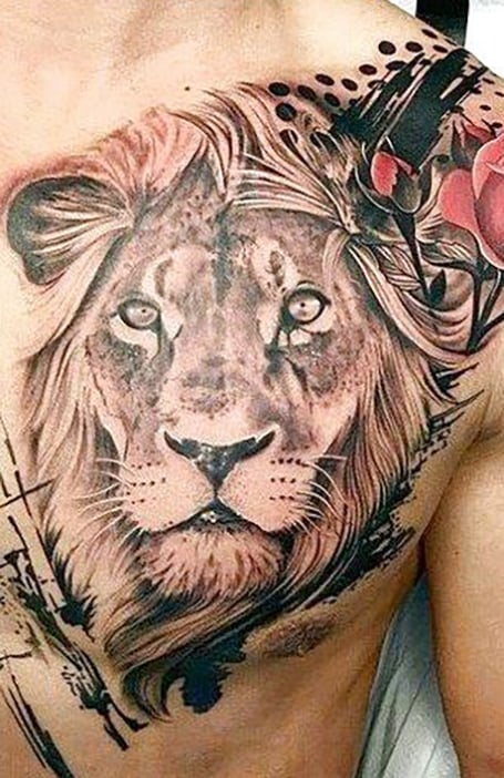 Tatuaje de león en el pecho