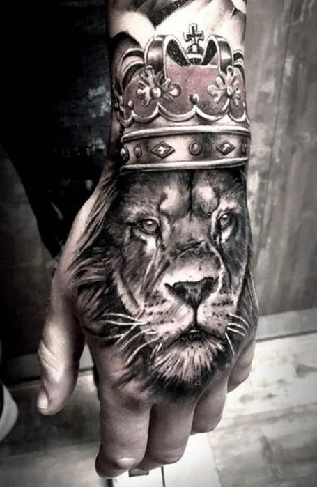 Tatuaje de mano de león