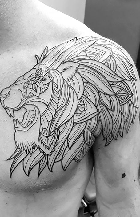Tatuajes de león en el hombro