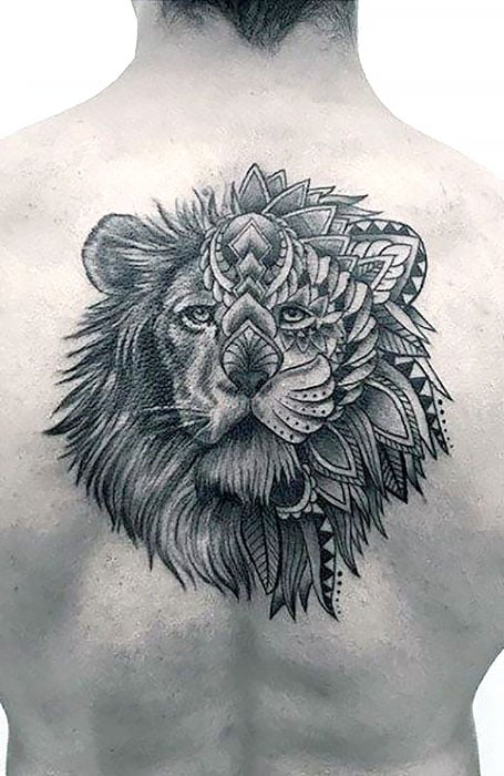 Tatuajes de león en la espalda