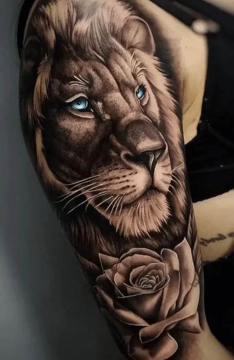 Tatuajes de cabeza de león en mujer