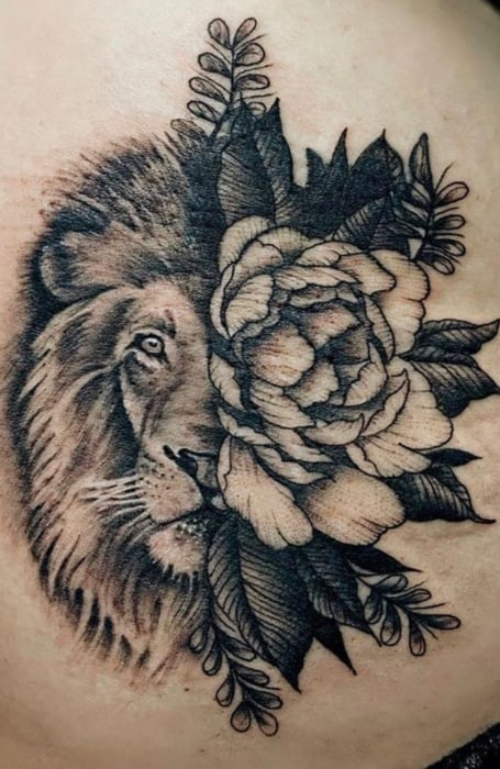 Tatuajes de mitad león y mitad flor