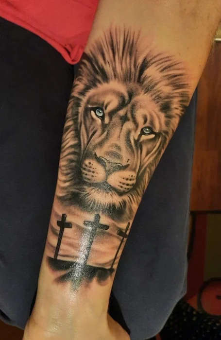Tatuajes de cruz de león