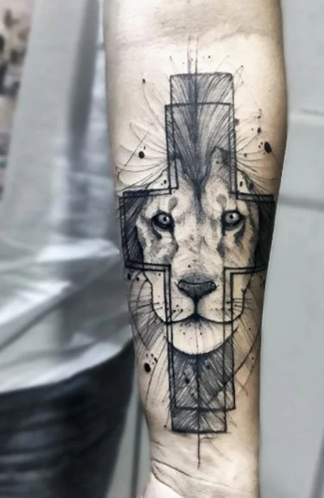 Tatuajes de león de cruz 