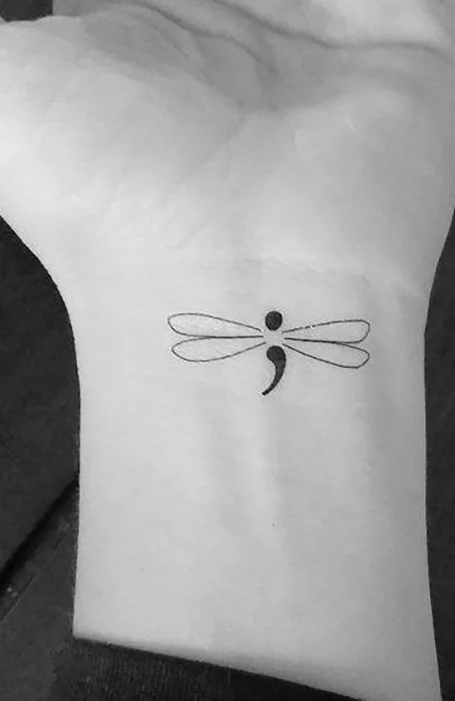 Tatuaje de libélula con punto y coma