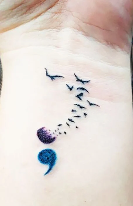Tatuaje de pájaro con punto y coma