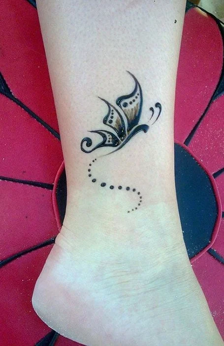Tatuajes de henna con punto y coma