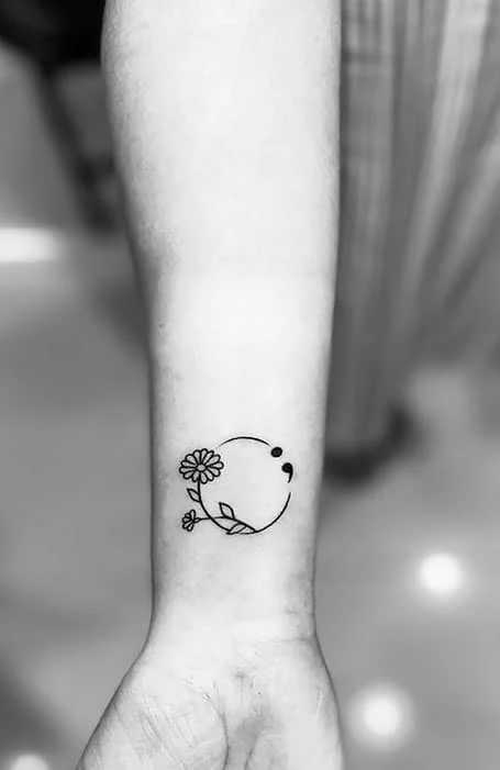 Tatuajes de flor de punto y coma