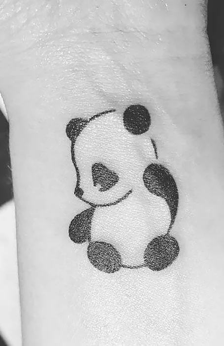 Tatuaje de panda de punto y coma
