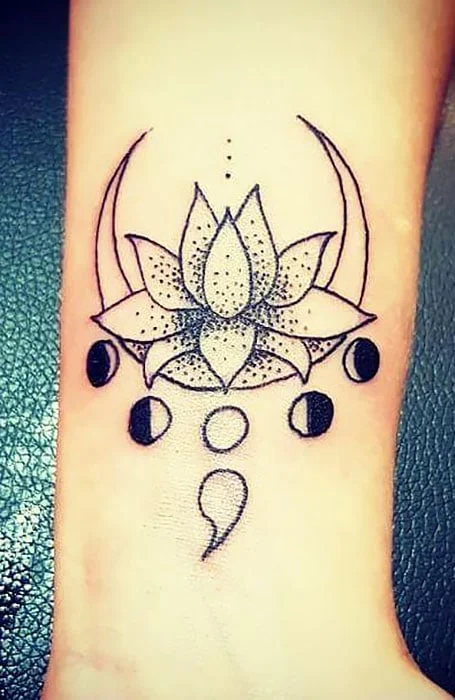 Tatuaje de loto y punto y coma