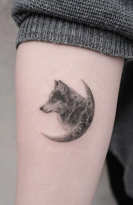 Tatuajes de lobo y luna