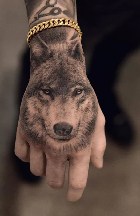 Tatuaje de lobo en la mano 