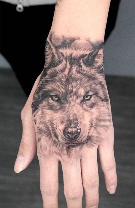 Tatuaje de mano de lobo