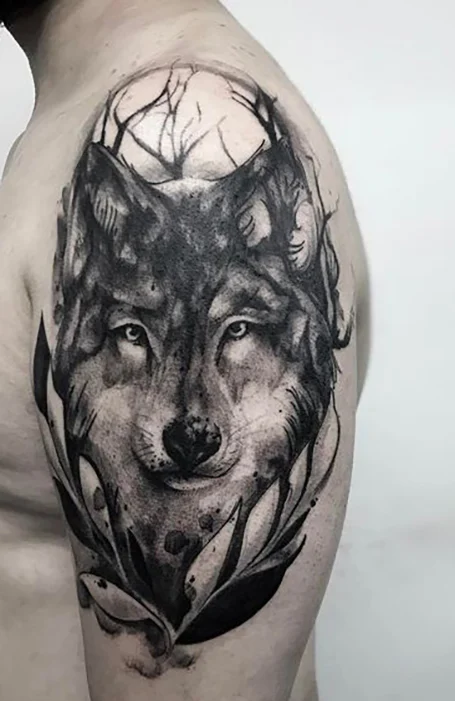 Tatuajes en el hombro de lobo