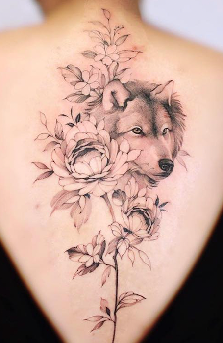 Tatuajes de lobo en la espalda