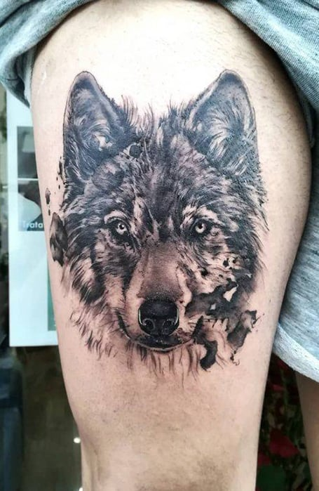 Tatuajes en el muslo de lobo 