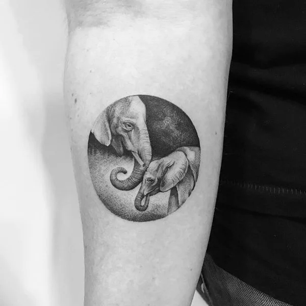 Tatuaje de mamá y bebé elefante 