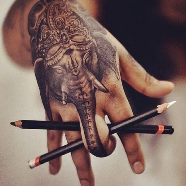Tatuaje de elefante en la mano 