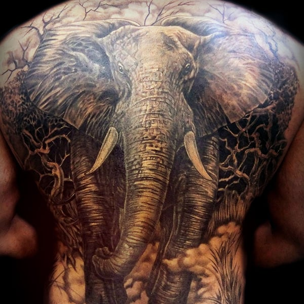 Tatuaje de elefante en la espalda 