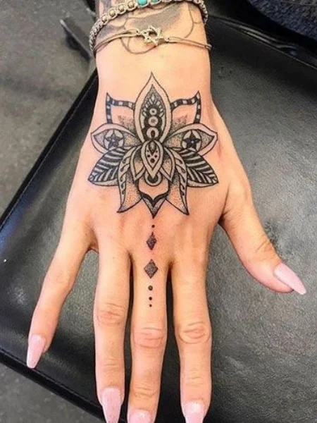 Tatuaje de la mano para mujeres