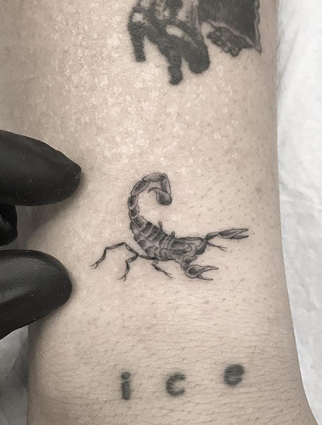 Pequeño tatuaje de escorpión