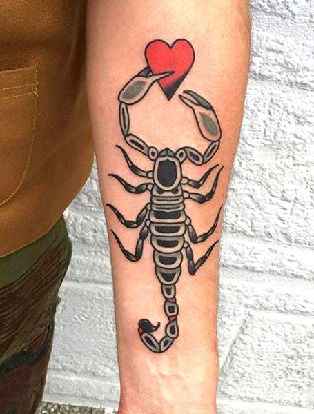 Tatuaje de escorpión y corazón