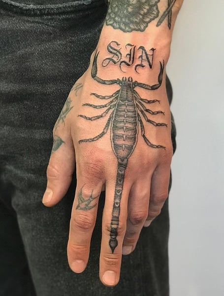 Tatuaje de escorpión en la mano