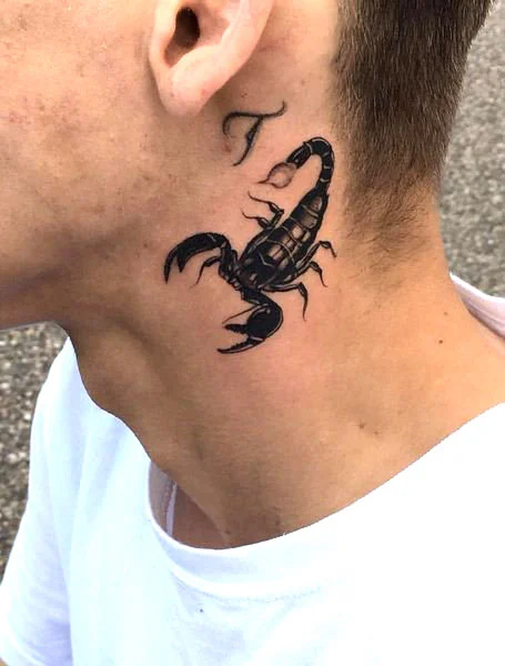 Tatuaje de escorpión en el cuello