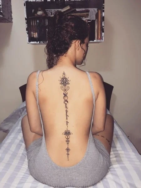 Tatuajes en la columna vertebral para mujeres