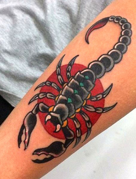Tatuaje de escorpión en el antebrazo 