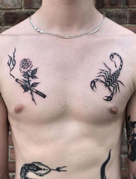 Tatuaje de escorpión en el pecho