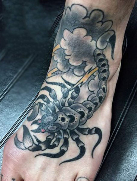 Tatuaje de escorpión en el pie