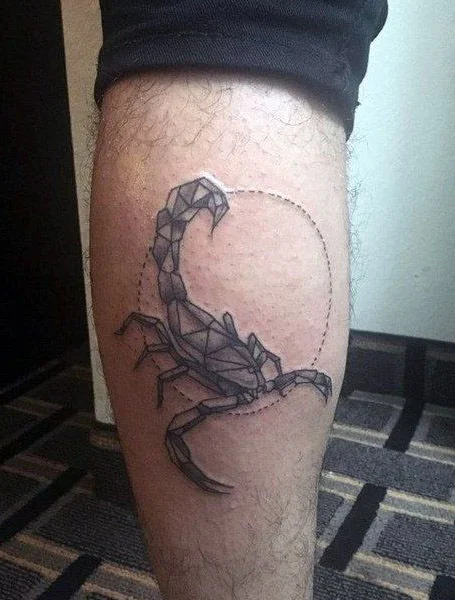 Tatuaje de escorpión en la  pierna 