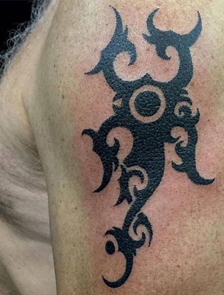 Tatuaje de escorpión tribal tradicional