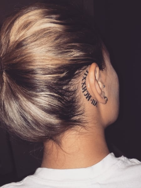 Tatuaje significativo en la parte posterior de la oreja