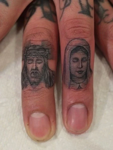 Tatuajes significativos en los dedos