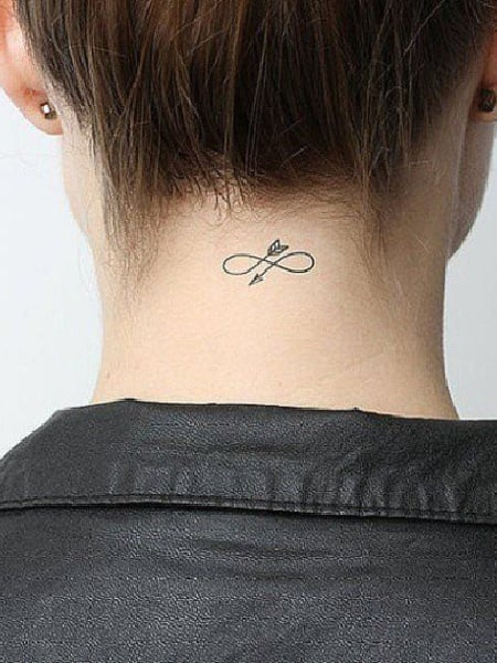 Tatuajes pequeños y significativos en la parte posterior del cuello-2